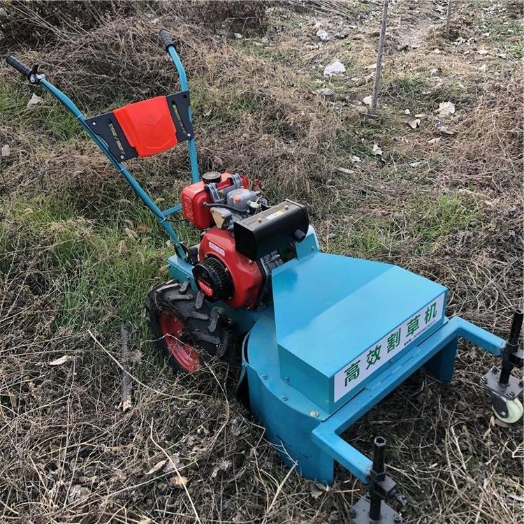 大型自走式割草機