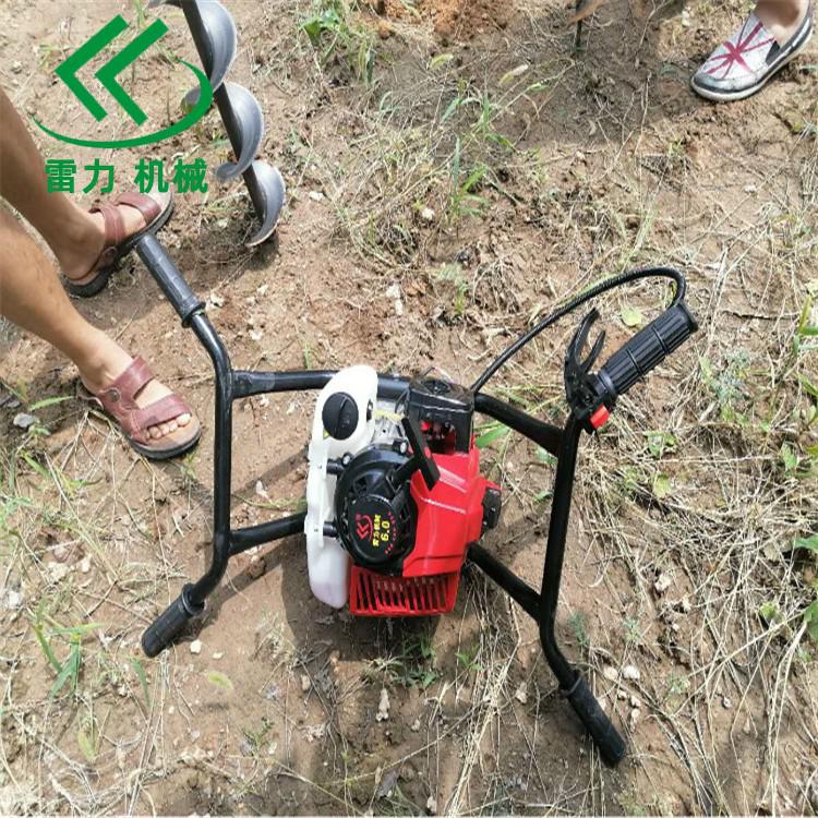 挖樹(shù)坑機(jī)安全運(yùn)轉(zhuǎn)在山體之間