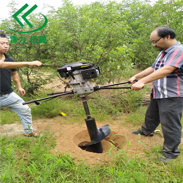 一臺(tái)簡(jiǎn)易自動(dòng)鉆土機(jī)器